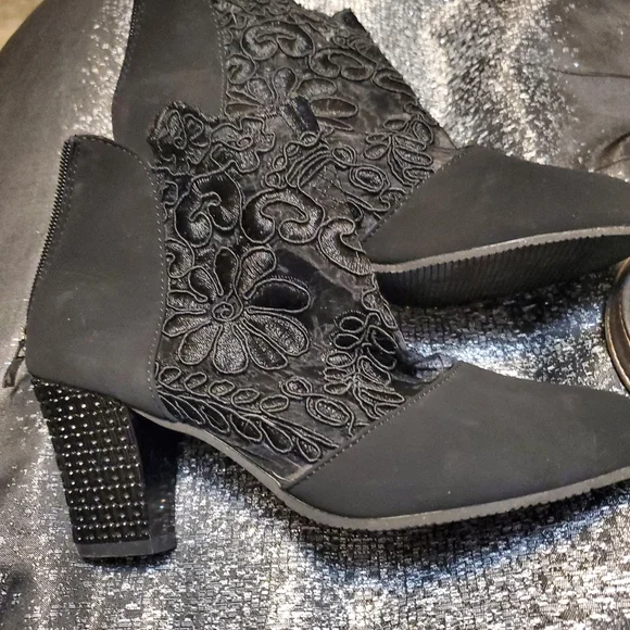 HOST PICK**BLACK ANKLE BOOTIES - Picture 5 of 8